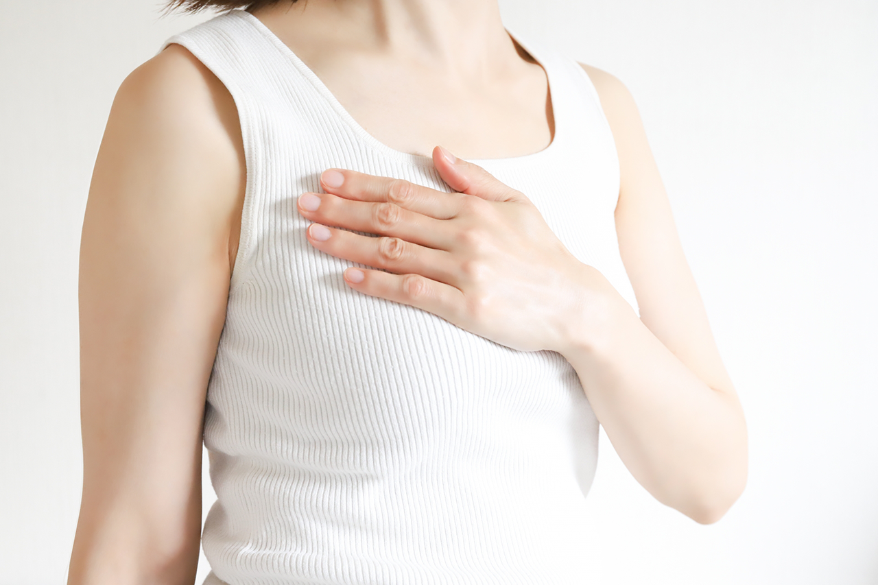 垂れ乳 胸のたるみの改善法を専門家が徹底解説!アラフォー以降の”垂れ