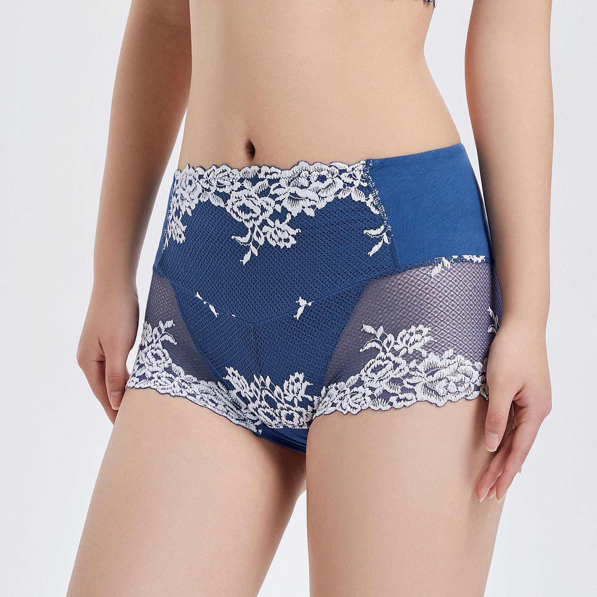 レーシーローレグショーツ〈ホワイトローズ〉